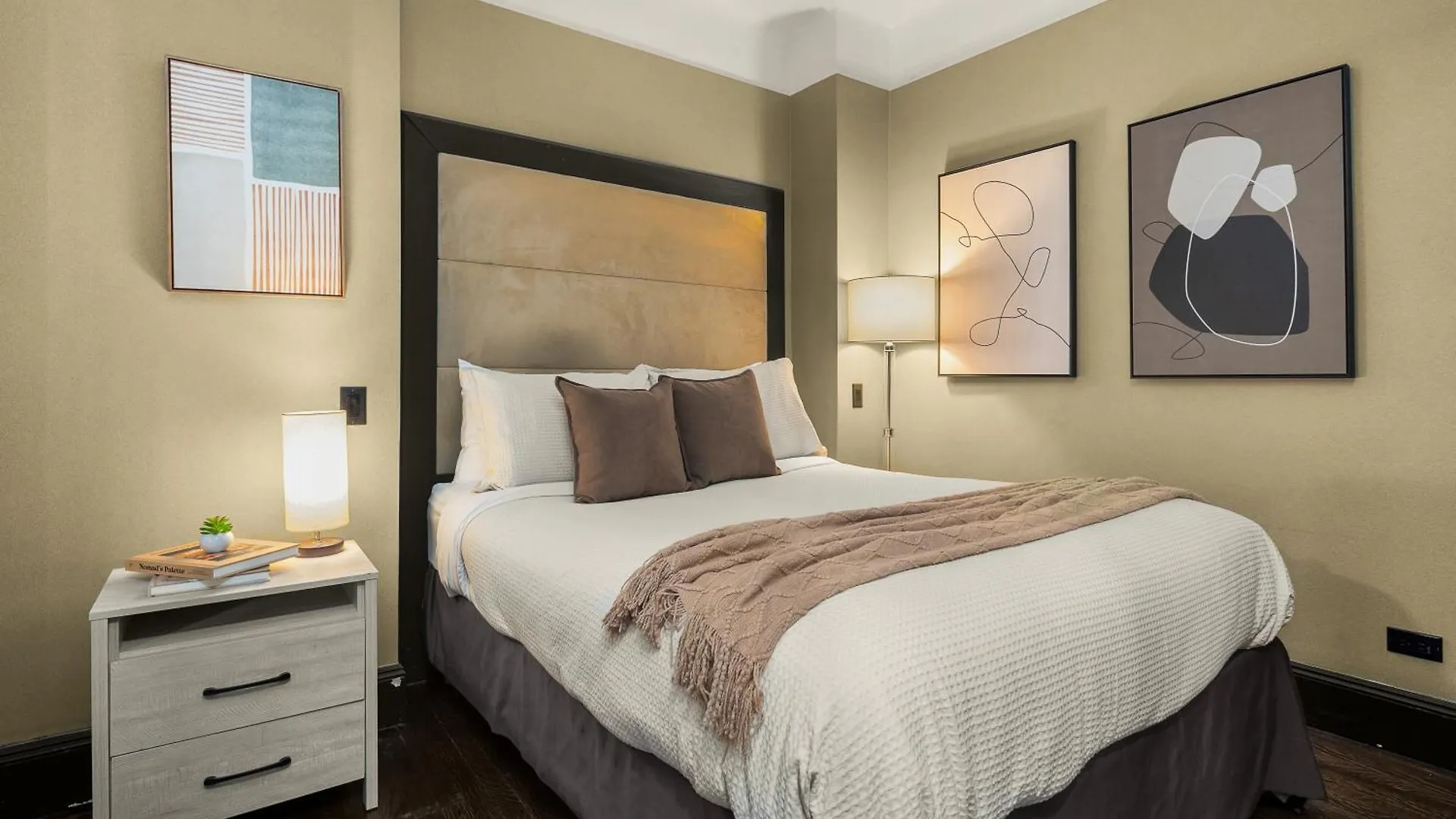 Apartment Heart Of Ny, Steps Away From All Attractions New York