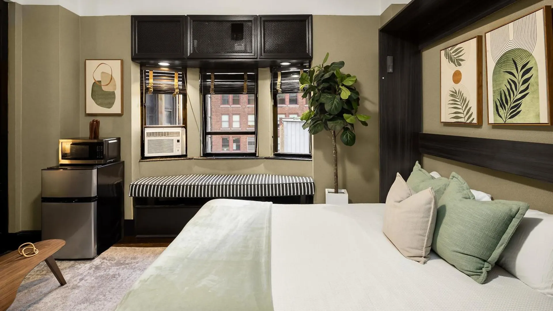 Apartment Heart Of Ny, Steps Away From All Attractions New York